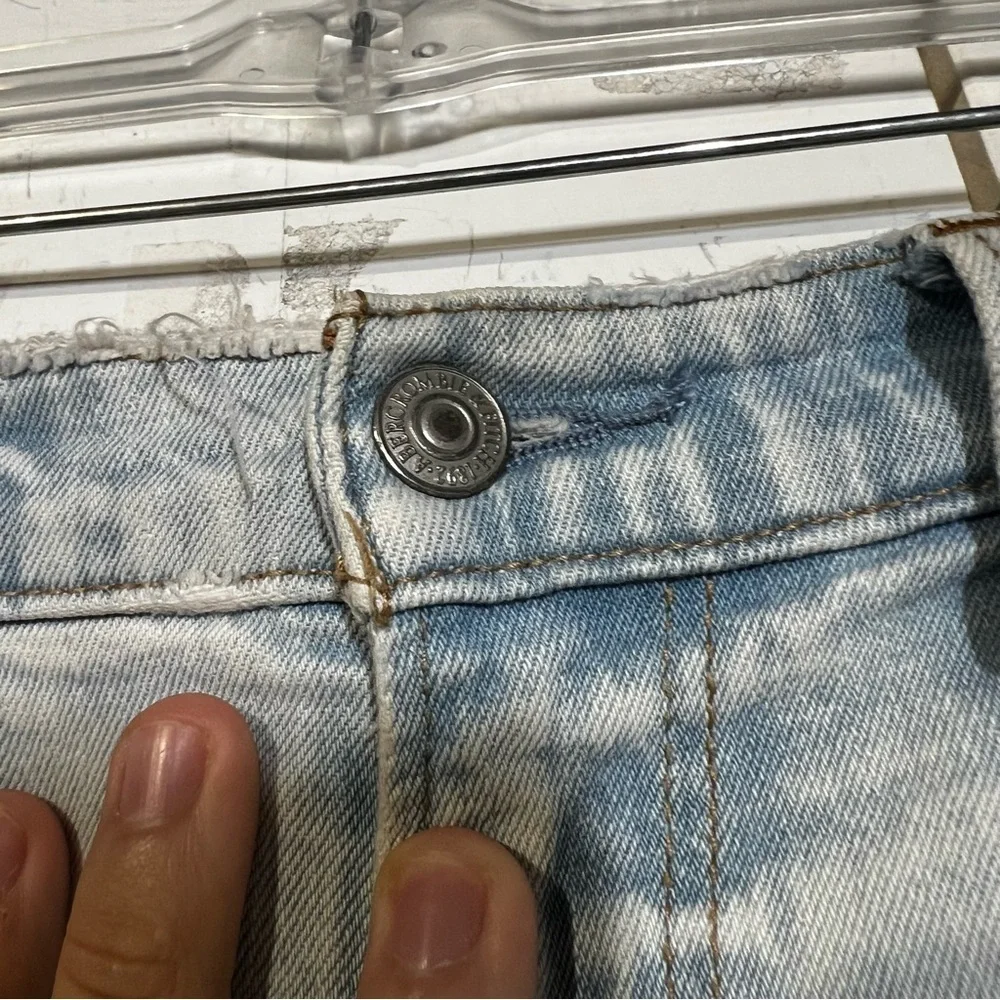 Abercrombie and Fitch Ultra High Rise Jeans Ankle Straight Light Wash Size 6 28